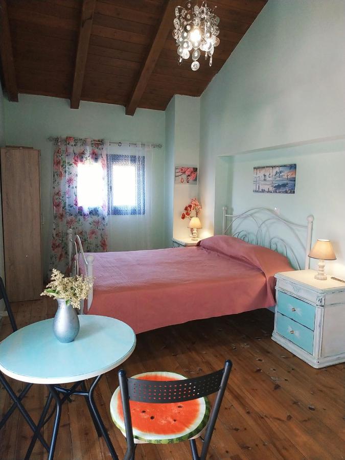 Maria Guesthouse Aliveri Exteriör bild
